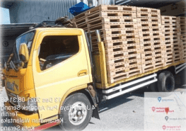 Truk dengan banyak muatan pallet