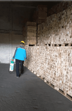 Truk dengan banyak muatan pallet